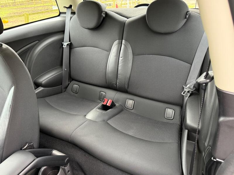 MINI HATCH